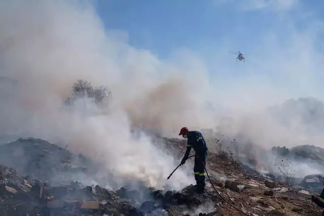 International: अग्निशमन विभाग ने बताया कि हर 10 मिनट में आग की नई घटनाएं सामने आ रही