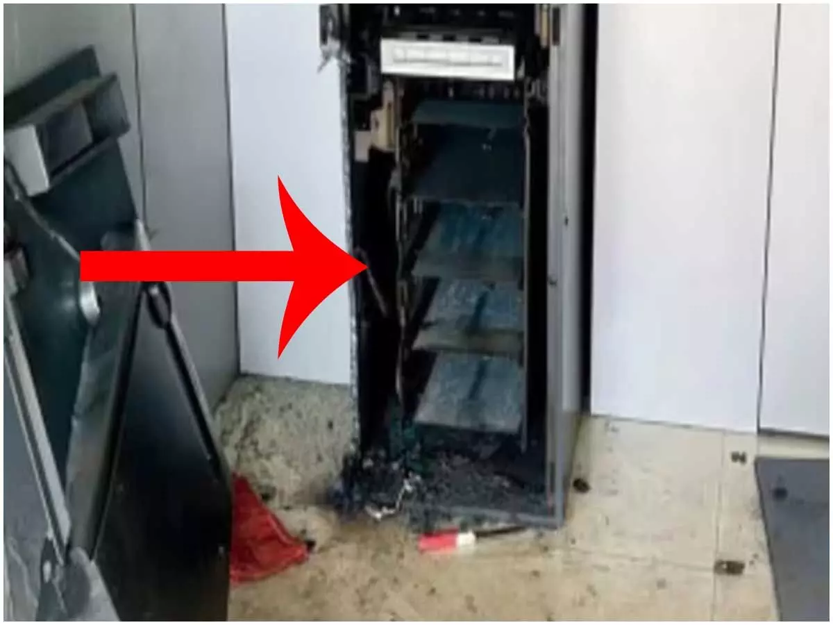 बदमाशों ने एसबीआई के ATM को बनाया निशाना, महिलाओं के कपड़े पहनकर आए