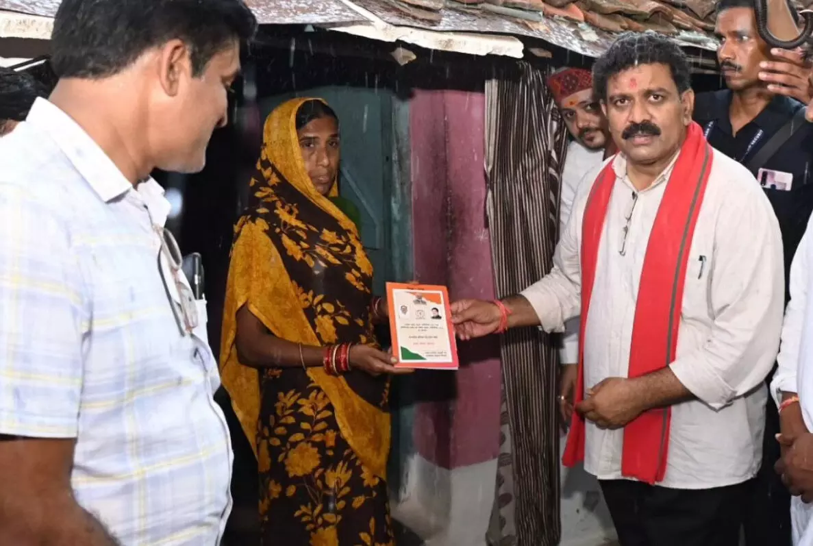 गृहमंत्री Vijay Sharma पहुंचे गरीब के घर, राशन कार्ड का किया वितरण