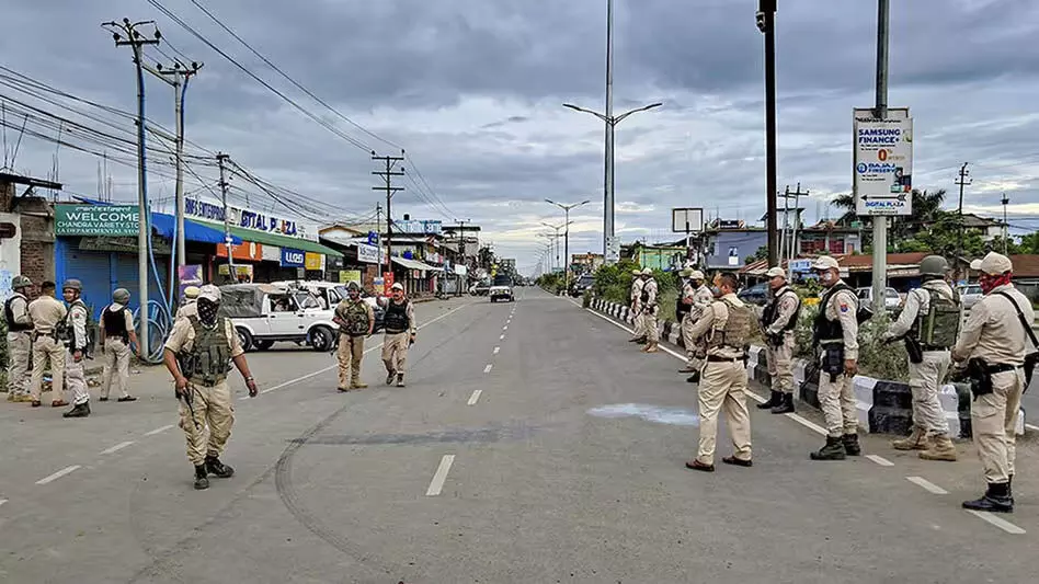 MANIPUR NEWS :  जिला प्रशासन ने बिष्णुपुर में कर्फ्यू में ढील दी, हथियार लाने पर प्रतिबंध जारी
