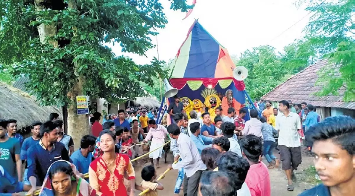 Odisha News: गुड़ियालबांध के निवासियों ने अनूठी परंपराओं के साथ मनाई रथ यात्रा