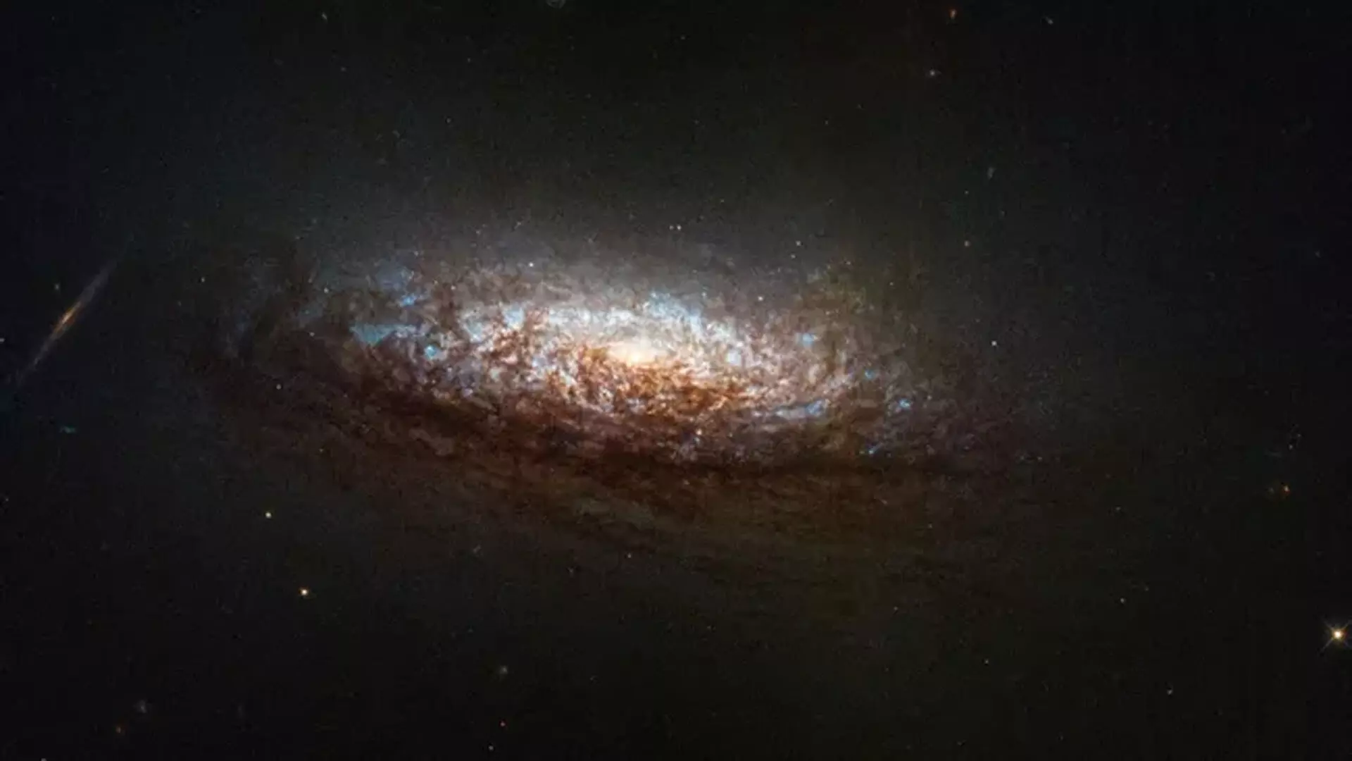 Hubble ने निकटवर्ती आकाशगंगा की उत्कृष्ट छवि के साथ पुनः जीवन प्राप्त किया