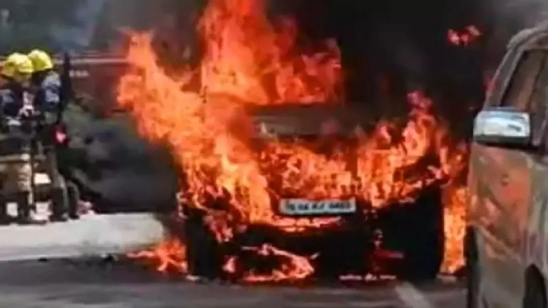 Chennai की सड़क पर कार में आग लग गई