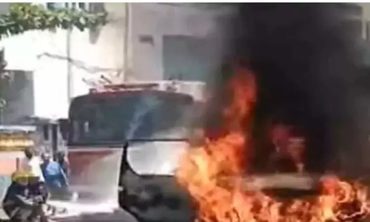 CHENNAI: दो अलग-अलग सड़कों पर दो कारों में आग लग गई, यात्री बाल-बाल बचे