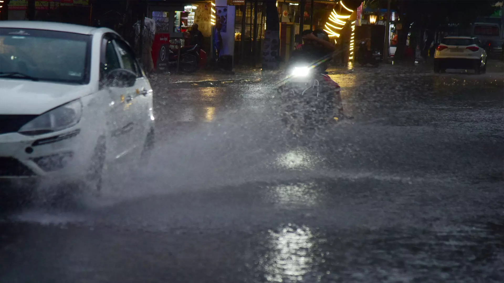 हैदराबाद में भारी बारिश, सड़कें जलमग्न