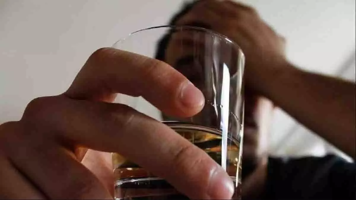 SUICIDE: पत्नी ने शराब की बोतलों को नाली में बहाया, पति ने की आत्महत्या