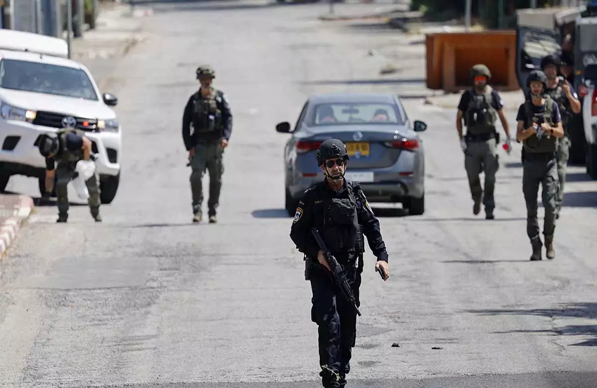 Israeli : सेना ने पश्चिमी तट पर छापे में घायल फिलिस्तीनी को जीप से बांधा