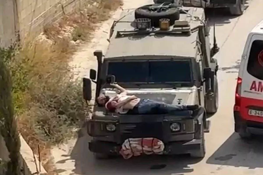 इजराइली सेना ने घायल फिलिस्तीनी व्यक्ति को जीप के हुड से बांधा