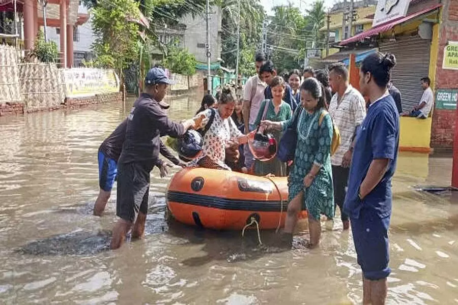 Assam में बाढ़ की स्थिति में सुधार, 2 लाख से अधिक लोग प्रभावित