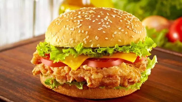 Recipe: खाने का मन है चटपटी रेसिपी तो ट्राई करें आलू टिक्की बर्गर