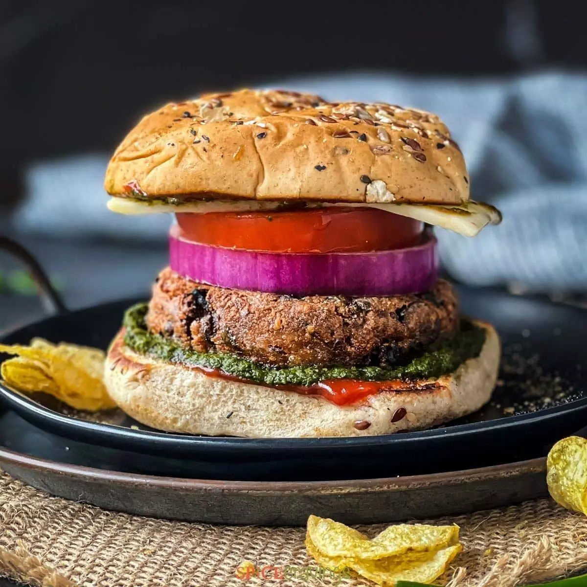 Spicy Aloo Tikki Burger: ब्रेकफास्ट ही नहीं स्नैक्स टाइम के लिए भी परफेक्ट है ये डिश