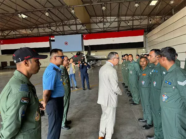 Indian राजदूत ने मिस्र में भारतीय वायुसेना की टुकड़ी से मिलने के लिए बेरीघाट एयर बेस का दौरा किया