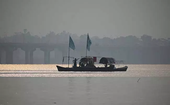 Uttar Pradesh: सेल्फी लेते समय नदी में गिरने से 2 किशोरों की मौत