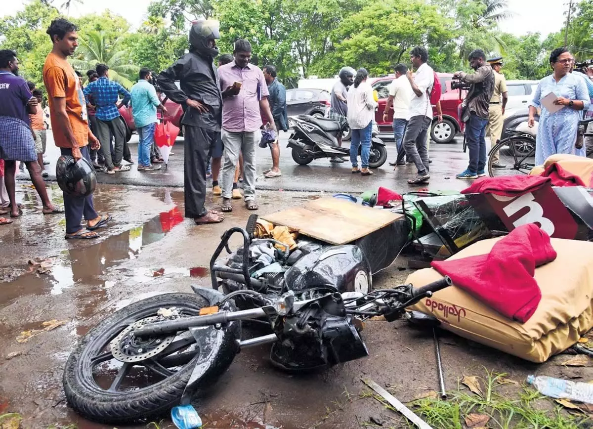 Kerala : कोच्चि के निवासियों ने मदवाना जंक्शन पर हुई जानलेवा बस दुर्घटना के बाद कार्रवाई की मांग की