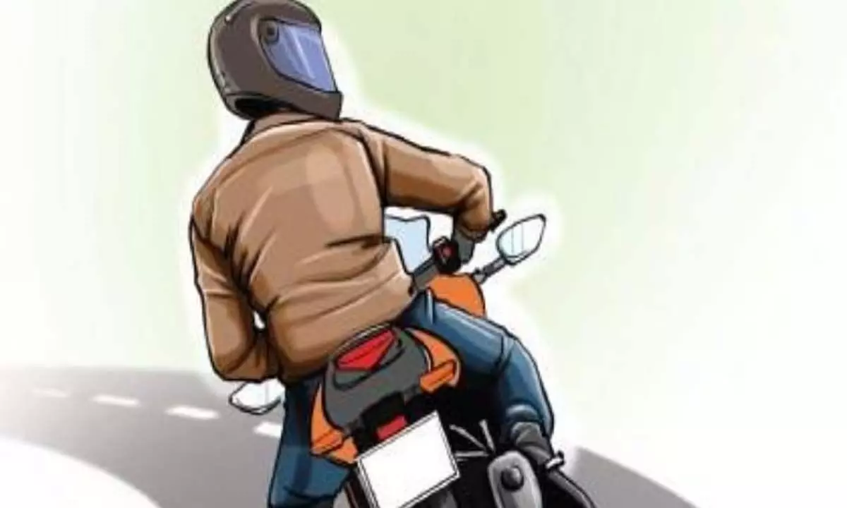 Karnataka News: दोषपूर्ण हेलमेट पहनने वाले बाइक सवारों पर पुलिस की कार्रवाई