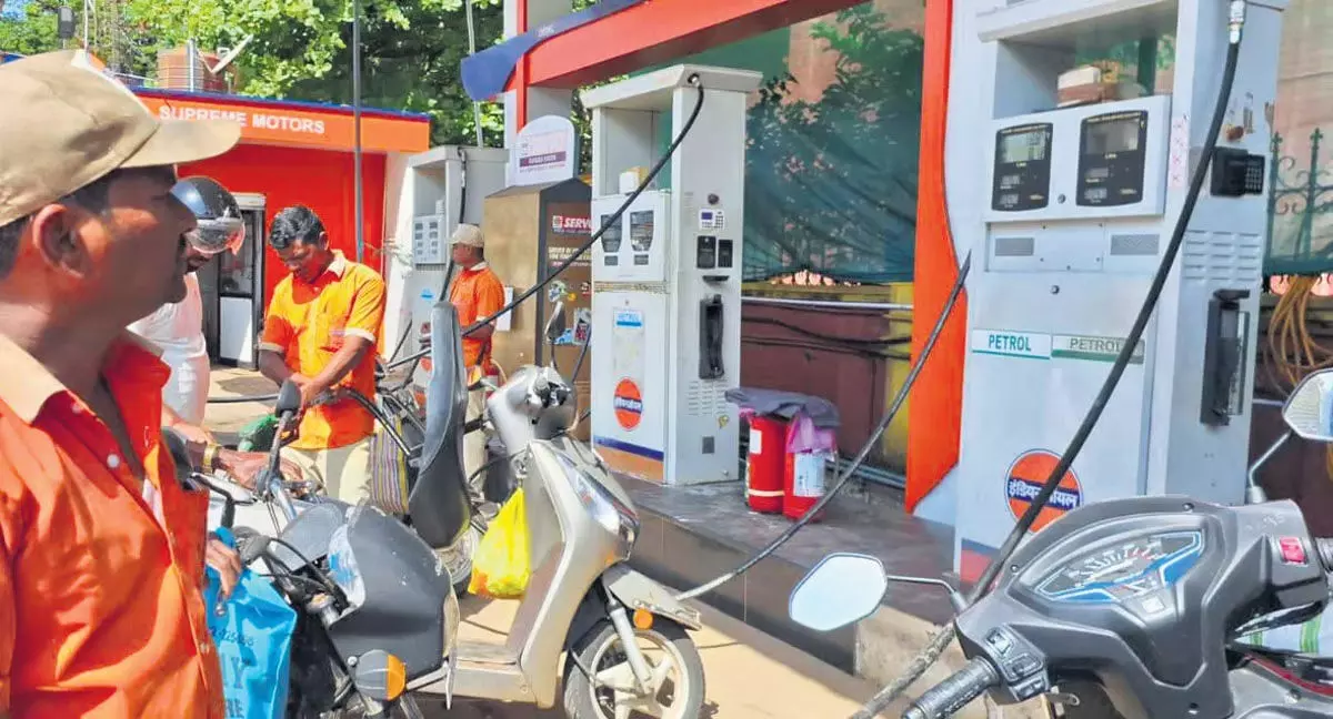 Karnataka: वाहन हर शाम गोवा सीमा पार कर ईंधन भरवाते