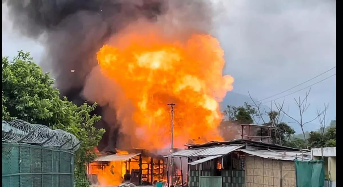 ASSAM NEWS : भैरबकुंडा में सिलेंडर विस्फोट से भीषण आग लग गई