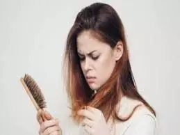 Hair Care: बारिश के मौसम में झड़ रहे हैं बाल करें देखभाल