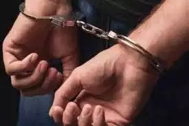 Lucknow: ढाई किग्रा सोना लूटने वाले  फर्जी कस्टम अधिकारी गिरफ्तार
