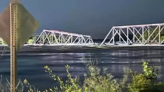 World: आयोवा में भीषण बाढ़ के कारण रेलवे पुल नदी में गिर गया