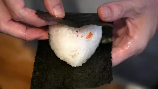 Lifestyle: नमकीन आलूबुखारे के साथ ओनिगिरी या जापानी चावल के गोले बनाने की सरल विधि