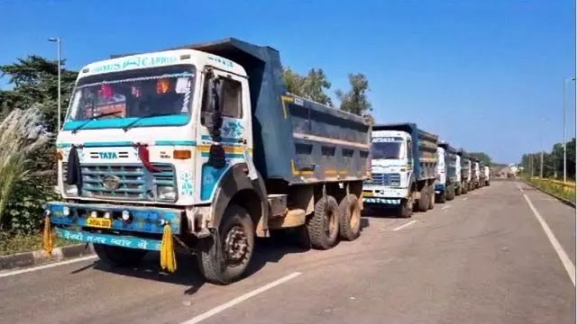 Odisha : स्थानीय लोगों ने अवैध मुरुम परिवहन के लिए 11 ट्रकों को रोका, भुवनेश्वर में अशांति का अनुभव किया गया