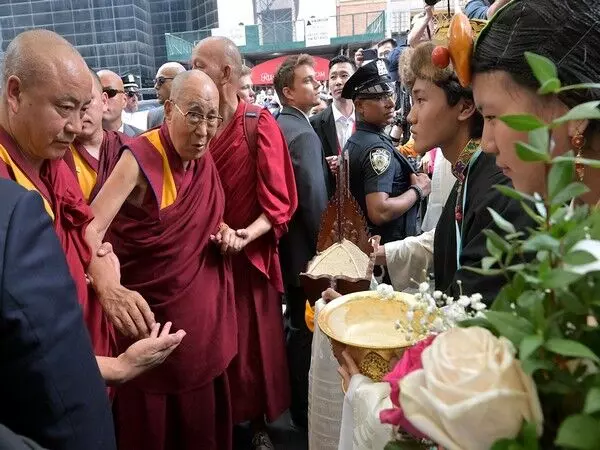 Dalai Lama घुटने की सर्जरी के लिए न्यूयॉर्क पहुंचे