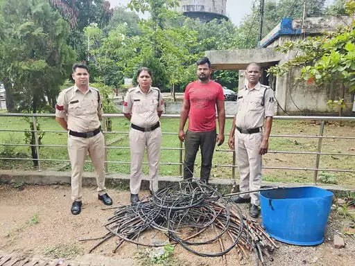 कबाड़ दुकान में Police की रेड, चोरी का केबल वॉयर जब्त