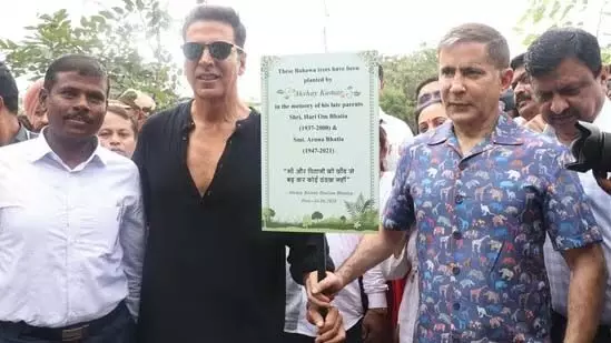 Mumbai: अक्षय कुमार ने मुंबई में वृक्षारोपण अभियान चलाकर अपने माता-पिता को सम्मानित किया
