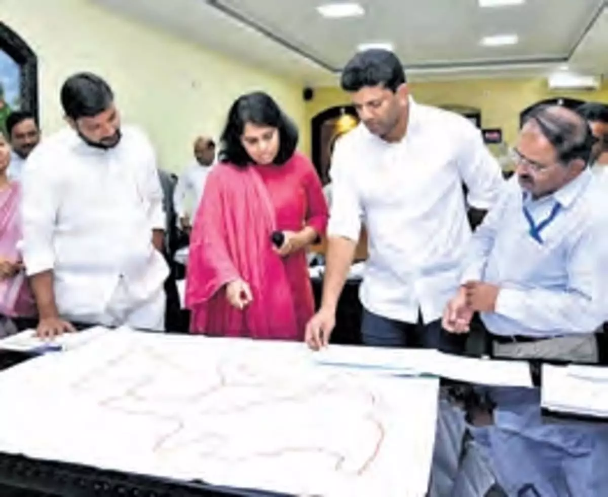 Andhra  : पेम्मासानी ने अधिकारियों को लंबित परियोजनाओं की डीपीआर प्रस्तुत करने का निर्देश दिया