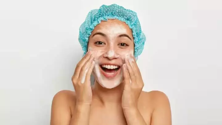 Lifestyle: क्या चेहरे पर साबुन लगाना चाहिए? जानें किस तरह का Soap स्किन के लिए है बेस्ट
