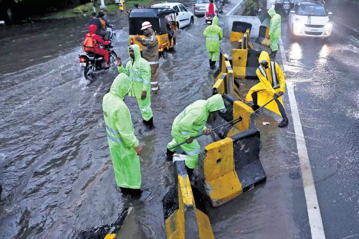 Telangana News: हैदराबाद में भारी बारिश ने शहर के यात्रियों के धैर्य की परीक्षा ली