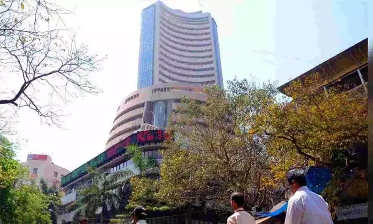 MUMBAI: वैश्विक शेयर बाजारों में कमजोरी के रुख और विदेशी पूंजी निकासी के कारण शुरुआती कारोबार में बाजार में गिरावट