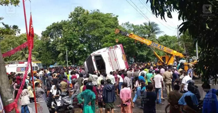 KERALA NEWS : एमवीडी ने कोच्चि बस दुर्घटना का कारण तेज गति बताया