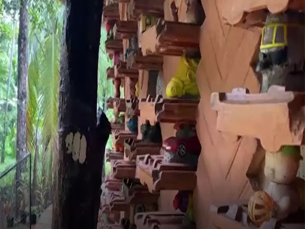 Nature lover ने 6,000 पुनर्नवीनीकृत खिलौनों से बनाया पर्यावरण अनुकूल खिलौना घर