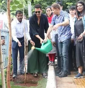 अक्षय कुमार ने अपने माता-पिता के सम्मान में लगाए पेड़