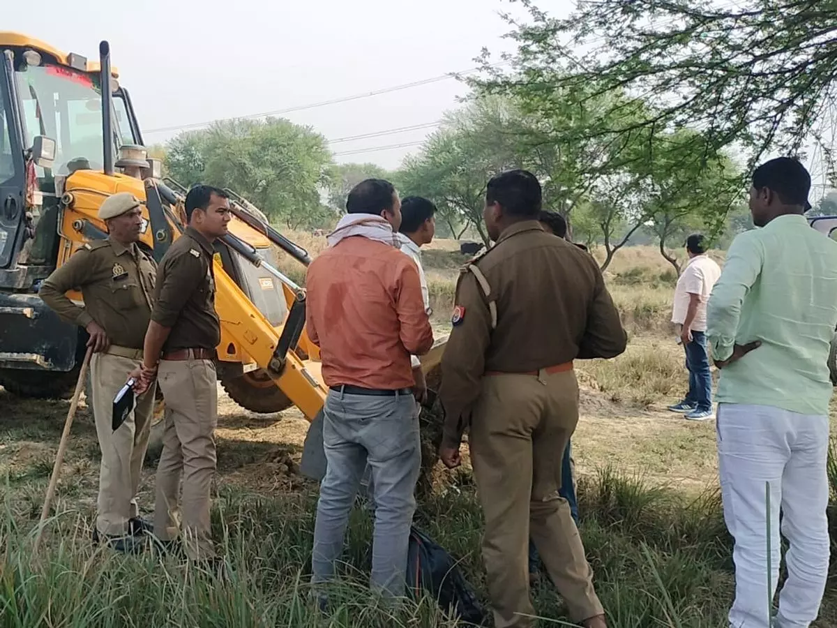 Mathura: डंपर पकड़ने पहुंची खनन विभाग की टीम पर मारपीट का मामला सामने आया