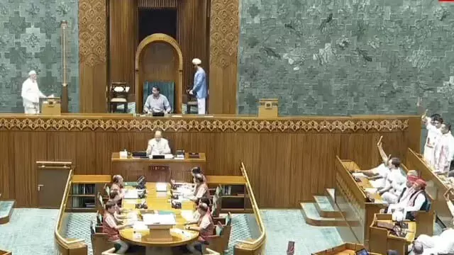 National News: संसद में पीएम मोदी के शपथ ग्रहण के दौरान विपक्ष ने संविधान की किताबें उठाईं