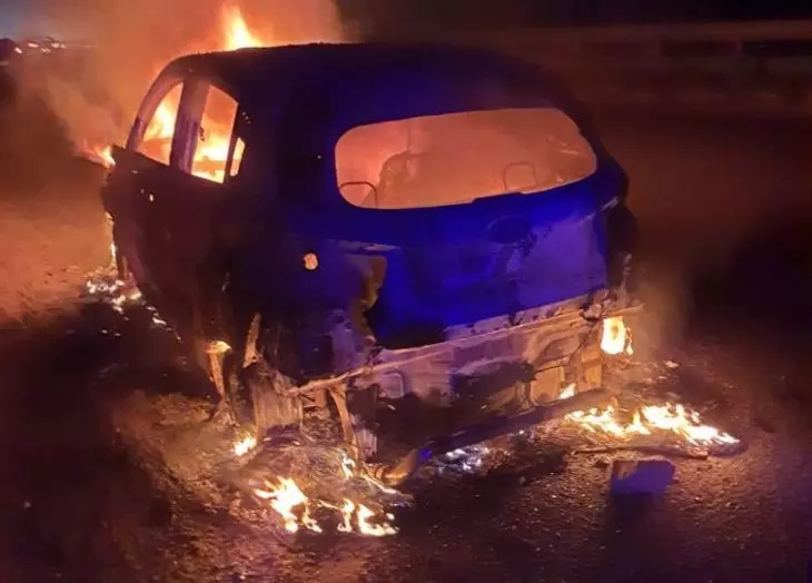 Rewari: रेवाडी-रोहतक हाईवे पर इलेक्ट्रिक कार में अचानक लगी आग