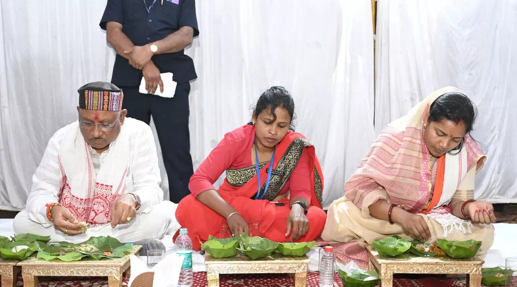 स्वच्छता दीदियों के साथ CM विष्णुदेव साय ने किया भोजन