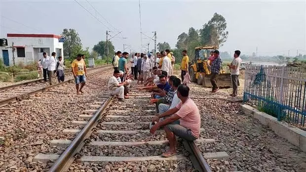Kurukshetra: रेलवे अंडरपास निर्माण की धीमी गति के खिलाफ निवासियों ने किया प्रदर्शन