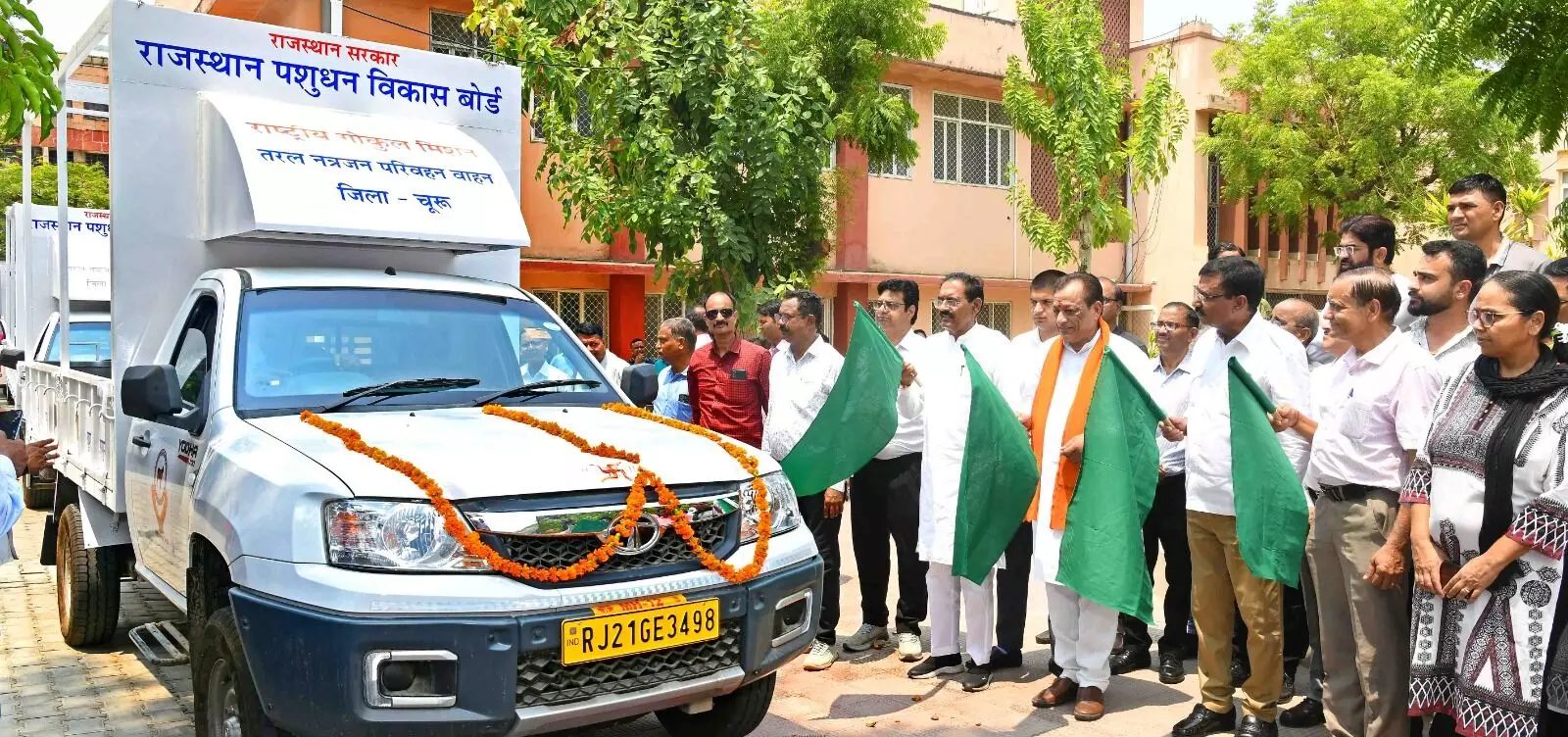 Jaipur : पशुपालन मंत्री तरल नत्रजन परिवहन वाहन को हरी झंडी दिखाकर रवाना किया
