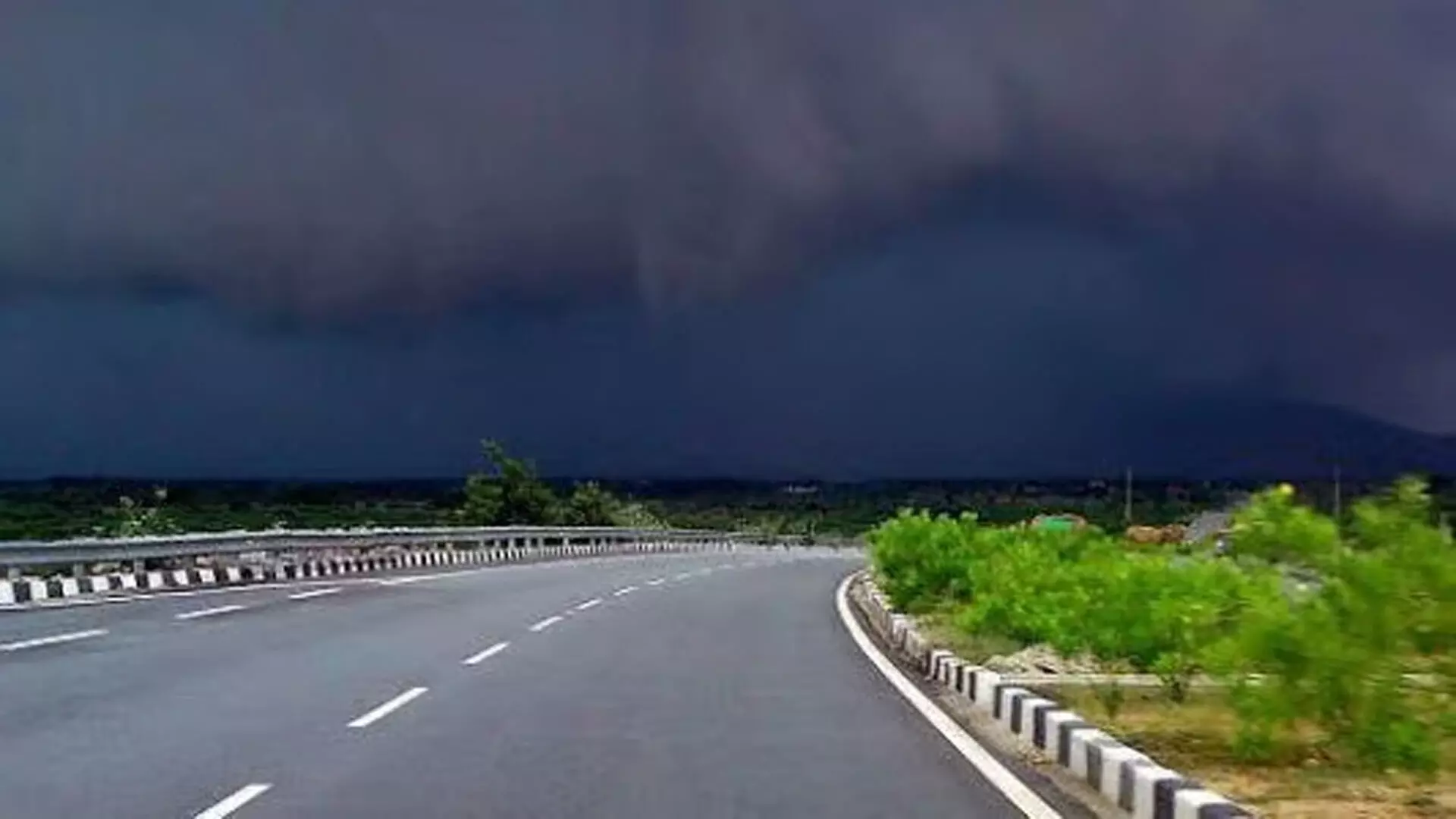 Weather in Bengaluru: शहर में हल्की बारिश की संभावना, सुखद तापमान का अनुमान