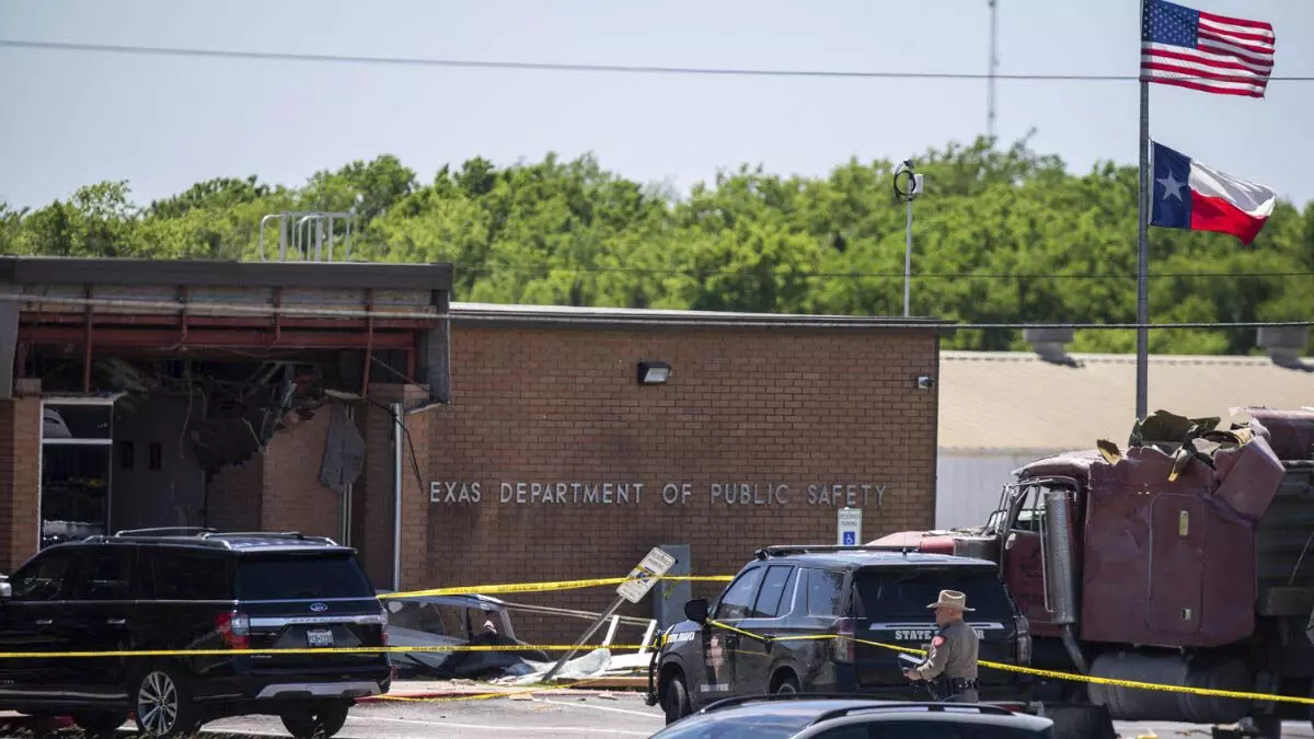 World News : टेक्सास राज्य की दुकान में पड़ी डकैती, डाके के दौरान हमलावरों ने भारतीय नागरिक की गोली मारकर  हत्या कर दी