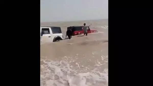 Gujarat : रील स्टंट के दौरान महिंद्रा थार के साथ समुद्र में फंसे गुजरात के युवा नेटिज़ेंस ने प्रतिक्रिया दी