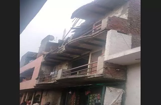 Faridabad: भारी बारिश के चलते 2 मंजिला मकान का छज्जा गिरा, 4 घायल