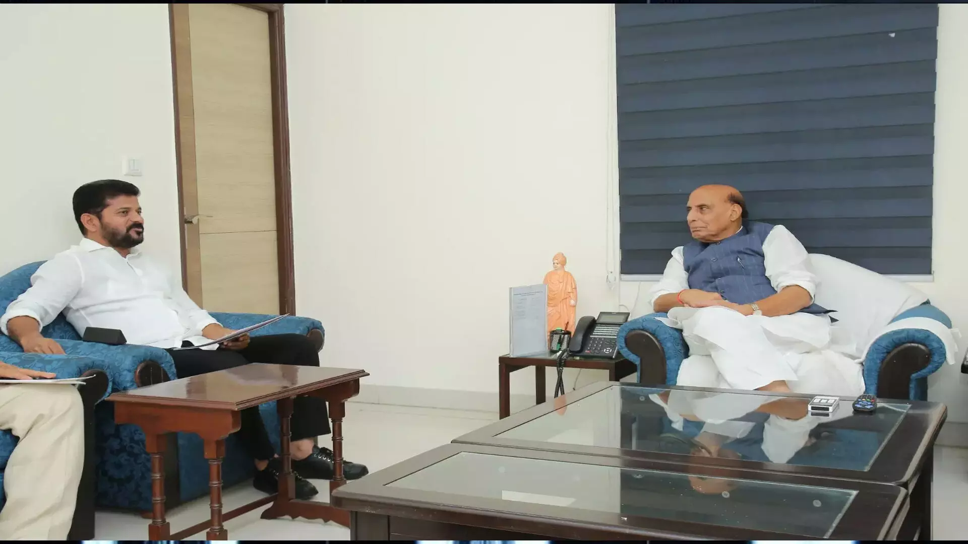 CM रेवंत रेड्डी ने नई दिल्ली में रक्षा मंत्री राजनाथ सिंह से मुलाकात की