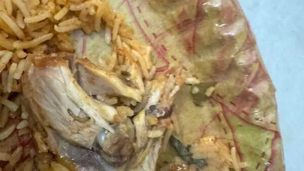 Hyderabad : हैदराबाद के रेस्टोरेंट से मंगवाई गई चिकन बिरयानी में कीड़े मिले,