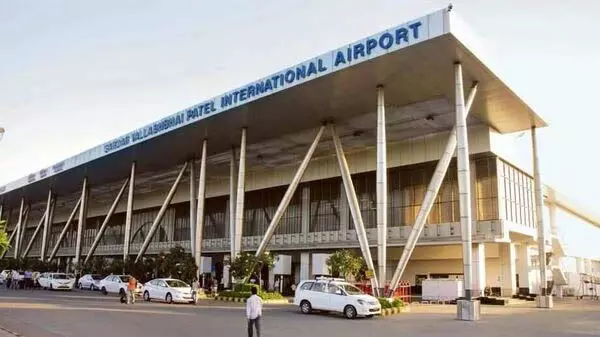 business : अहमदाबाद एयरपोर्ट को बम से उड़ाने की धमकी वाला ईमेल मिला,