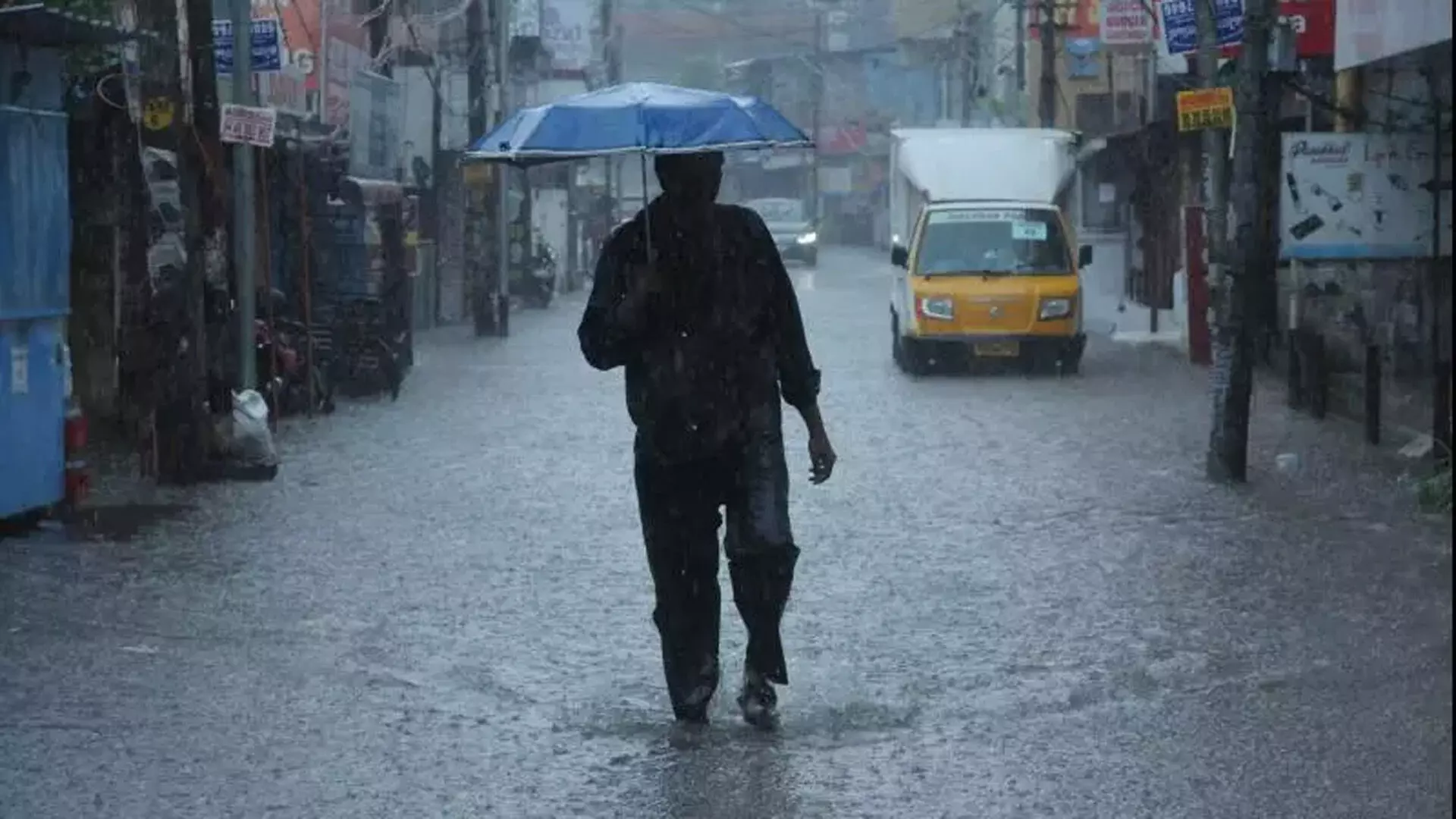 Andhra Pradesh में गरज के साथ बारिश जारी
